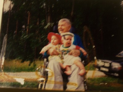 Pappa Johan,med barnbarnsbarnen   Anton och Evelina sommaren 1990