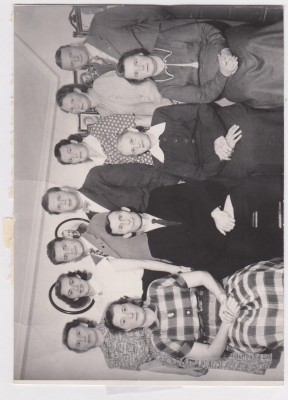 Mormor med 10 av sina vuxna barn