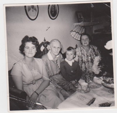 Jag- min mormor- Lille-Mon - min mor Fyra generationer