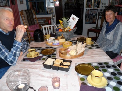 Vännerna Bertil och Eva uppvaktar Kjell med godiskorg.