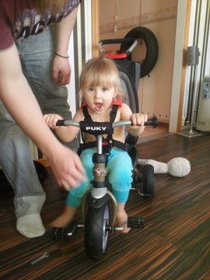 Hardy fick en trehjuling av morfar och mormor. Vilken lycka !!!