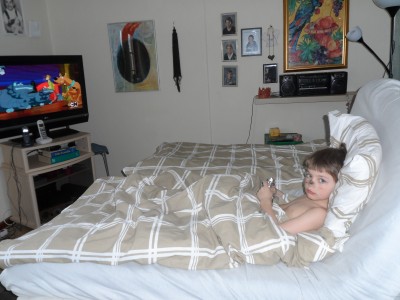 Påskharen Jacob vilar ut i morfars säng