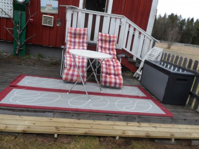 Ett trappsteg till uteplatsen, gör allt mycket enklare.