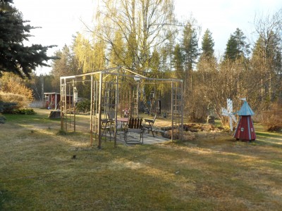 Morronsolen sprider guld över uteplatsen.