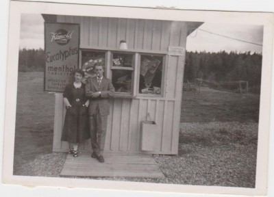 Kjell och jag framför farfars kiosk. Holafors   1954