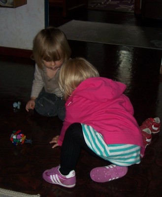 Hardy och Saga på besök, leker med bilar