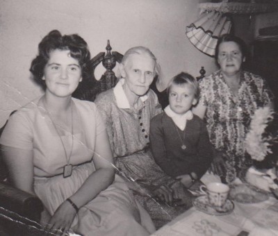 Min mormor 80 årsdag. med min mamma Ada , Jag och min dotter LilleMon