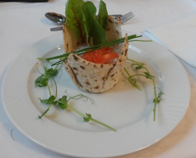 förrätt/ tunnbrödskorg med rökt skinkröra och grönsaker