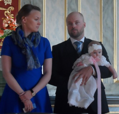 Lova Lee med föräldrarna Camilla och Peter