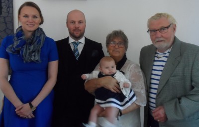 Familje bild Camilla Peter (vårt barnbarn) och Lova - lee  Vårt barnbarnsbarn 