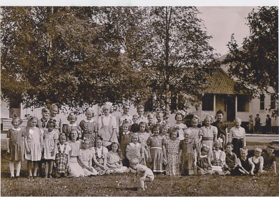 Skolhemsbarn 1944 Jag står till vänster , första rad