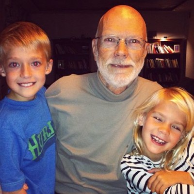 Lycklig morfar och barnbarn i kalifornien