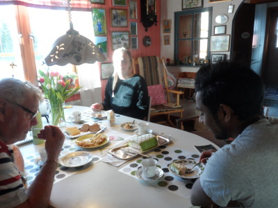 Amanda o Daniel uppvaktade oss igår med blommor och tårta