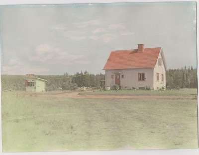 Vårt hus var det första egnahem som byggdes i Näsåkers kommun. år 1949 av Kjells föräldrar Irene o Hilding Häggkvist. Bilden är från 1954
