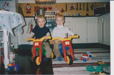 Stolta kusiner ,med "mopeder" de fick på sina 2 årsdagar