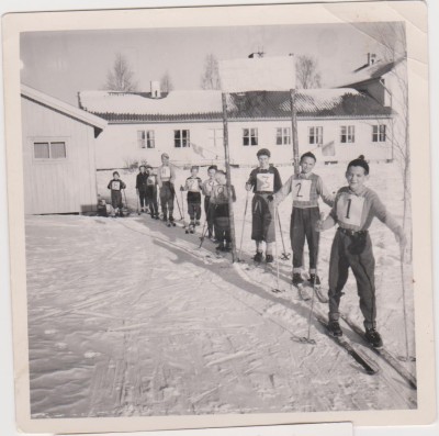 skolhemsbarn på skidutflykt