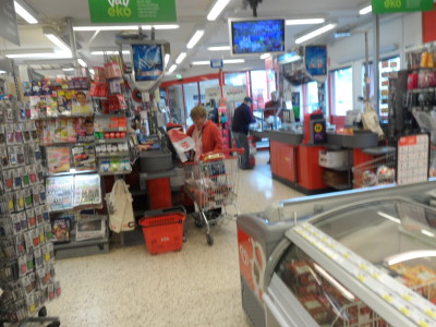 Vid kassan. Nära nu till ICA, om vi glömt nått