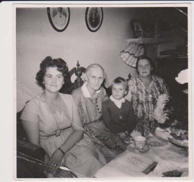 jag , min mormor , vår dotter lille-Mon , min mamma Ada