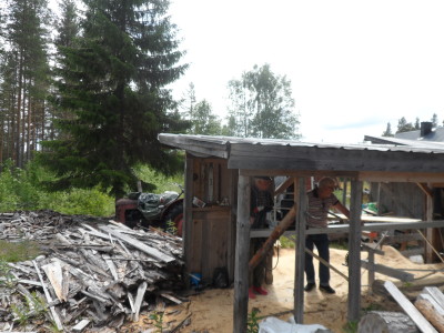 Sågverk med traktor i bakgrunden