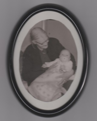 Min mormor Anna med vår dotter Lille - Mon år 1955