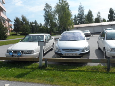 Bilarna deras på parkeringen