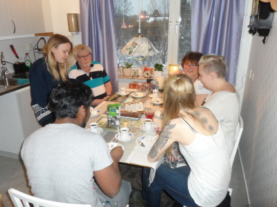 Delar av vår stora familj vid födelsedagsbordet