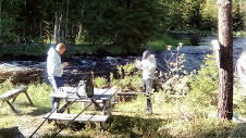 Albin och Björn på fisketur i Bysjöforsen