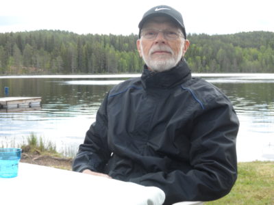 Där på andra stranden bakom bror Jan-Ola ligger "Hällan"