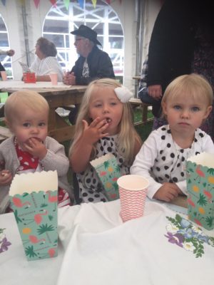 Våra minsta små . Stella ,Saga , Lova lee vid godisbordet på bröllopsfesten. Jag och Kjell i bakgrunden